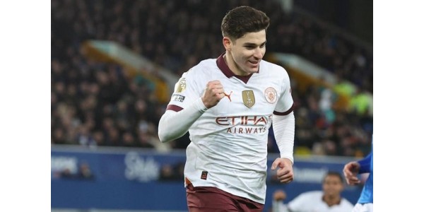 Auf dem Manchester City-Trikot von Julián Álvarez ist das Abzeichen des Weltmeisters zu sehen